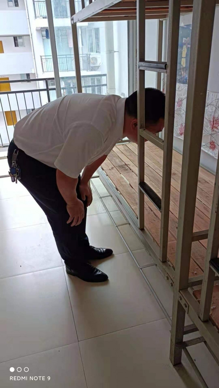 为确保东关校区学生的顺利搬迁,护理学院深入寝室开展安全排查2.png